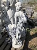Скульптура из бетона "Девушка с вазой"